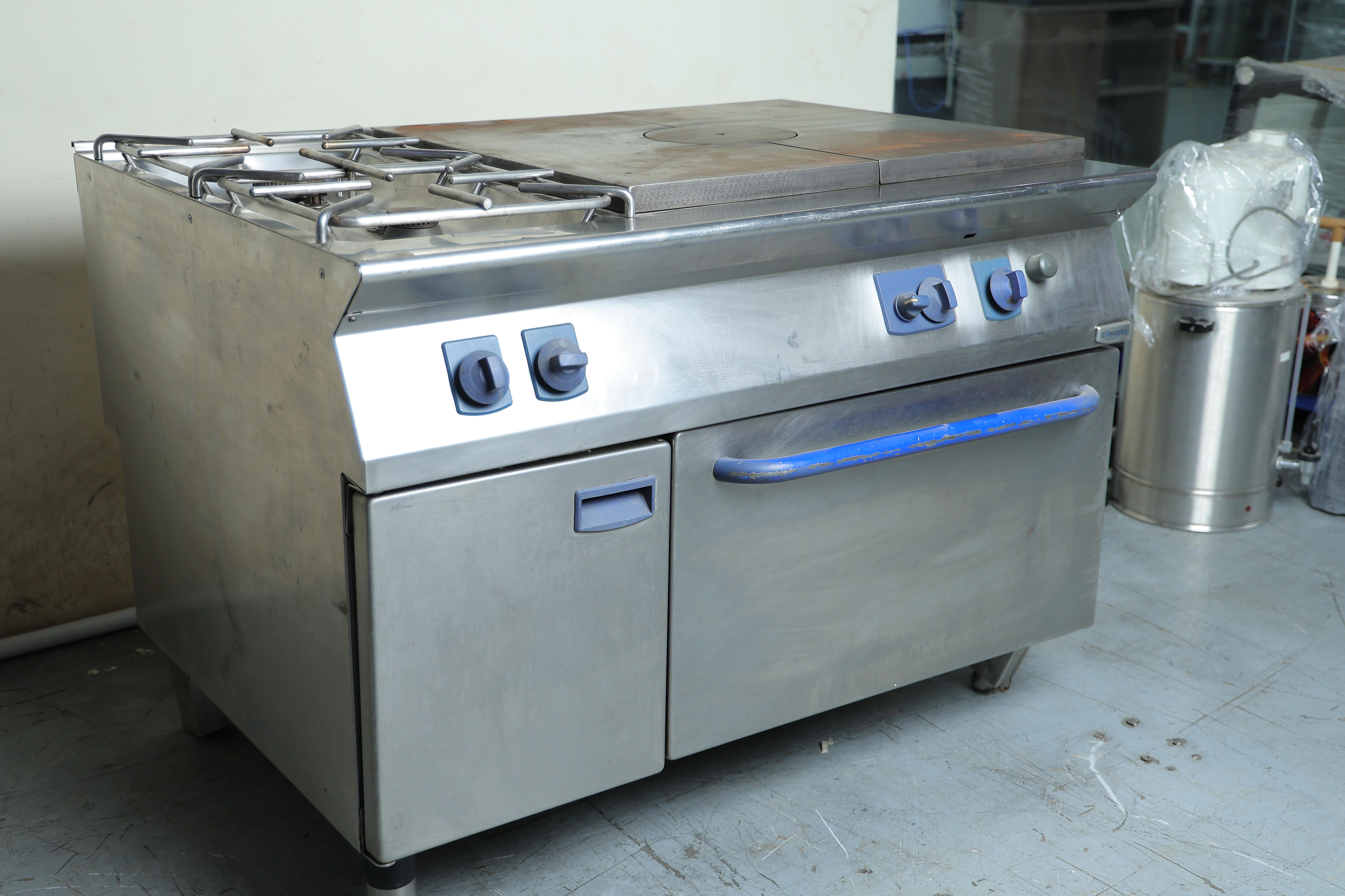 Used Electrolux 2 burner stove with large griddle and bottom oven mkayn